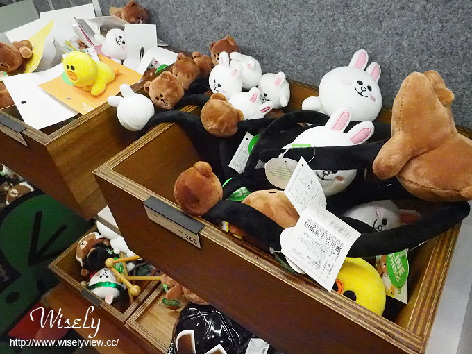 【遊記】台北火車站。北二門：LINE FRIENDS STORE微風北車店、湯瑪士小火車聖誕樹