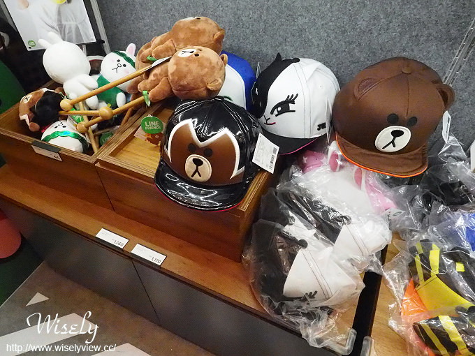 【遊記】台北火車站。北二門：LINE FRIENDS STORE微風北車店、湯瑪士小火車聖誕樹