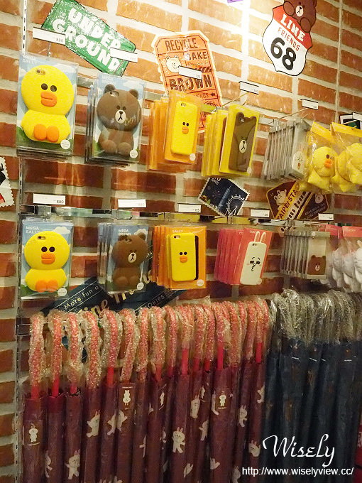 【遊記】台北火車站。北二門：LINE FRIENDS STORE微風北車店、湯瑪士小火車聖誕樹