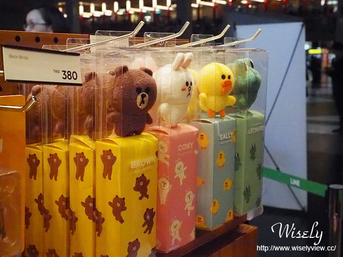 【遊記】台北火車站。北二門：LINE FRIENDS STORE微風北車店、湯瑪士小火車聖誕樹