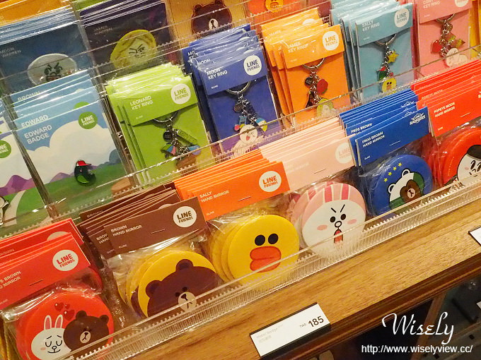 【遊記】台北火車站。北二門：LINE FRIENDS STORE微風北車店、湯瑪士小火車聖誕樹
