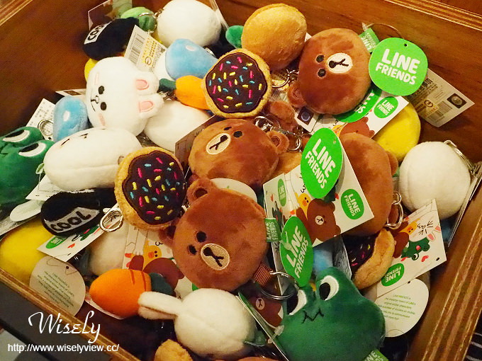 【遊記】台北火車站。北二門：LINE FRIENDS STORE微風北車店、湯瑪士小火車聖誕樹