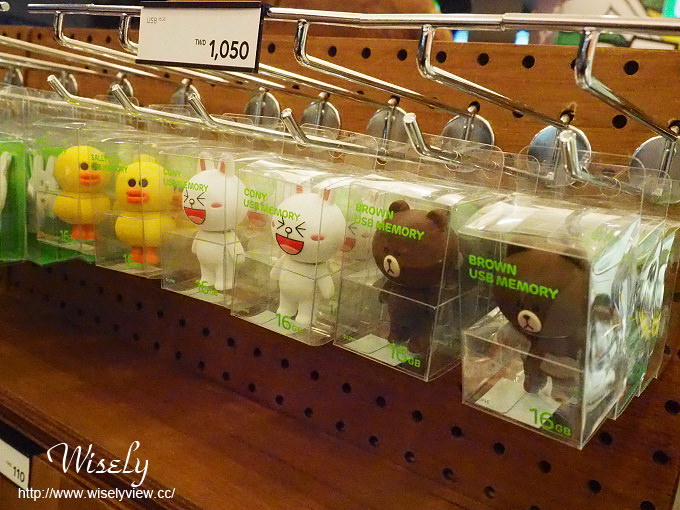 【遊記】台北火車站。北二門：LINE FRIENDS STORE微風北車店、湯瑪士小火車聖誕樹