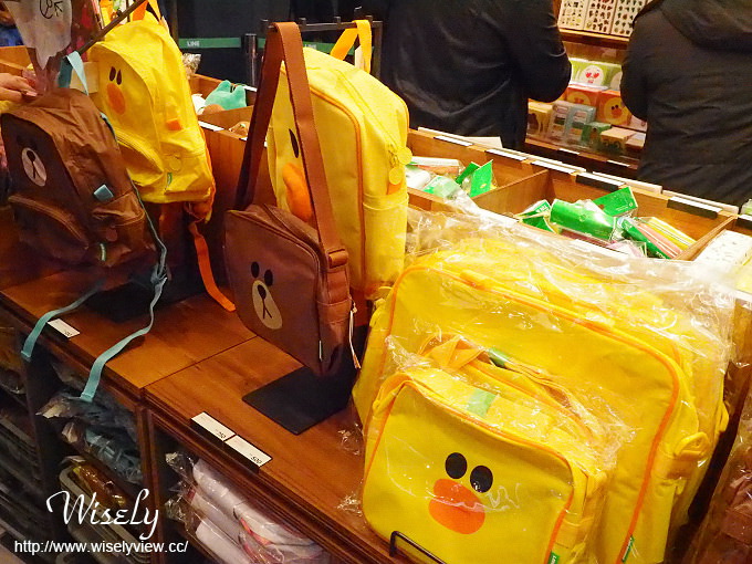 【遊記】台北火車站。北二門：LINE FRIENDS STORE微風北車店、湯瑪士小火車聖誕樹
