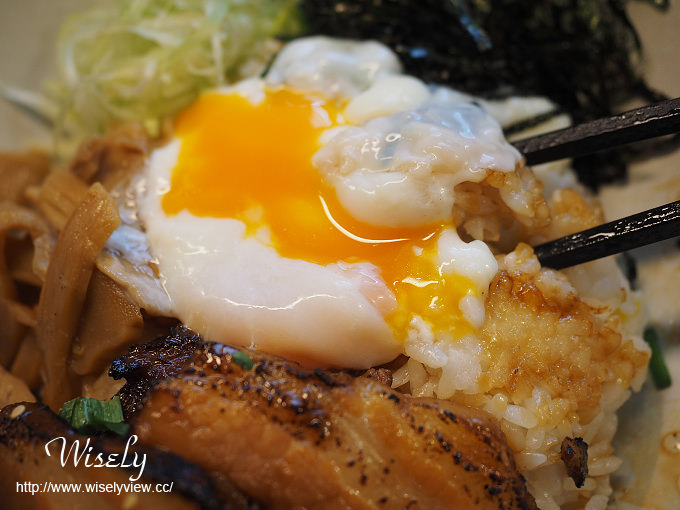 【食記】台北大安。捷運忠孝敦化站：東區216巷美食＠玩笑亭(なんつっ亭)～黑蒜香油拉麵、叉燒飯、味噌燉煮牛筋&黑醬蜜雞翅
