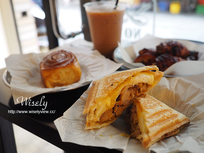 【食記】台北大安。捷運科技大樓站：倆倆號(早午餐)＠熱壓吐司、烤雞腿、肉桂卷＆北海道煉乳奶茶～Evans副品牌