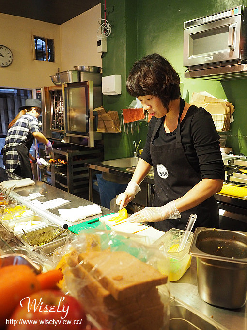 【食記】台北大安。捷運科技大樓站：倆倆號(早午餐)＠熱壓吐司、烤雞腿、肉桂卷＆北海道煉乳奶茶～Evans副品牌