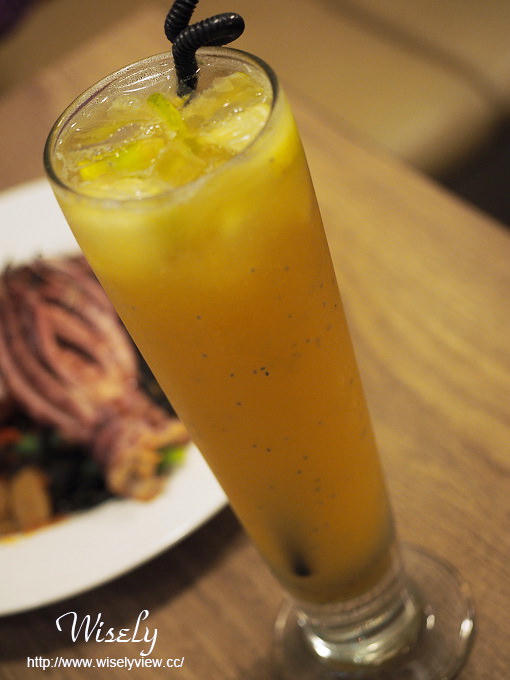 【食記】台北大同。捷運中山站：蘑菇森林義大利麵坊＠茄汁黑墨魚麵附煎烤魷魚排