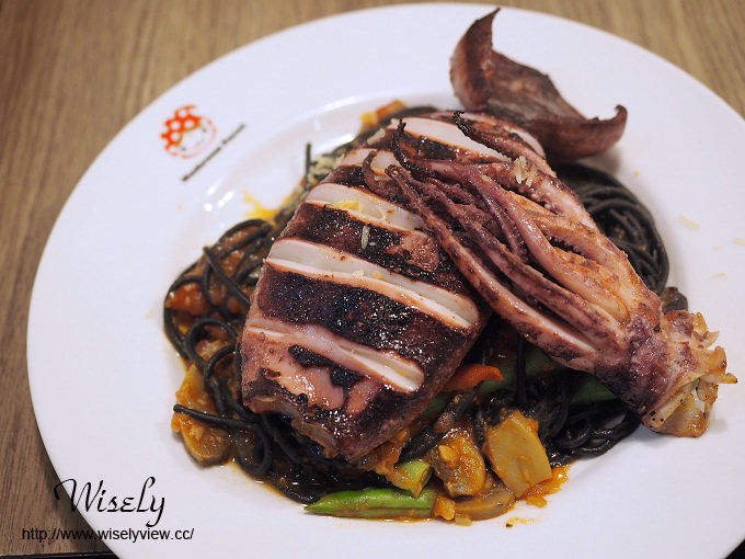 【食記】台北大同。捷運中山站：蘑菇森林義大利麵坊＠茄汁黑墨魚麵附煎烤魷魚排