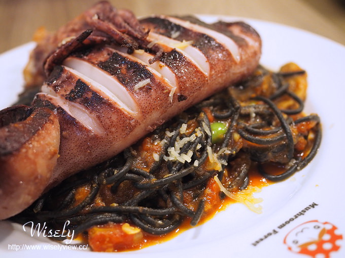 【食記】台北大同。捷運中山站：蘑菇森林義大利麵坊＠茄汁黑墨魚麵附煎烤魷魚排