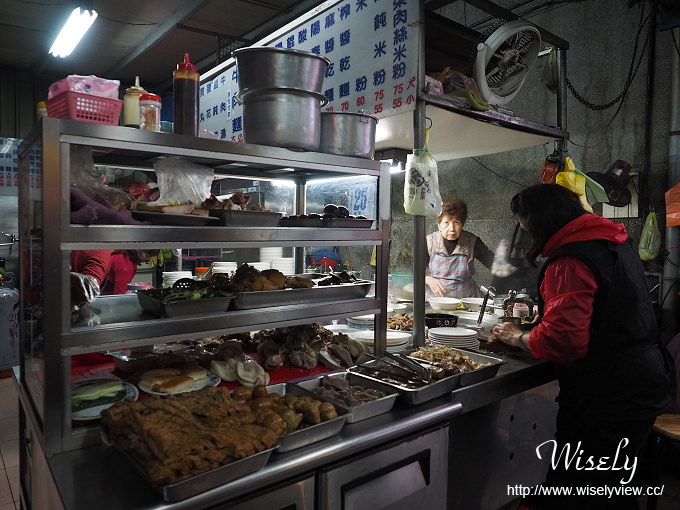 新店美食。新店中正路宵夜麵︱平價份量多，大推黑白切小菜～捷運七張站美食 x 新店牛肉麵 x 新店小吃