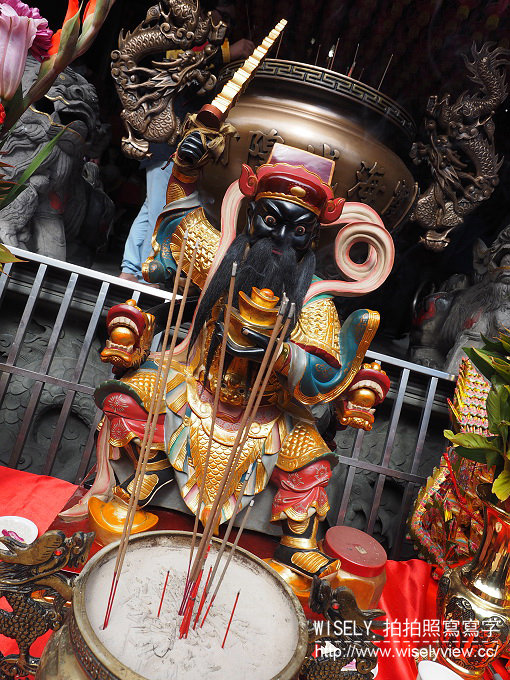 大台北財神廟。松山霞海城隍廟 五路財神爺︱農曆初五迎財神、補財庫、祭虎爺，還能拜月老～鄰近捷運松山站