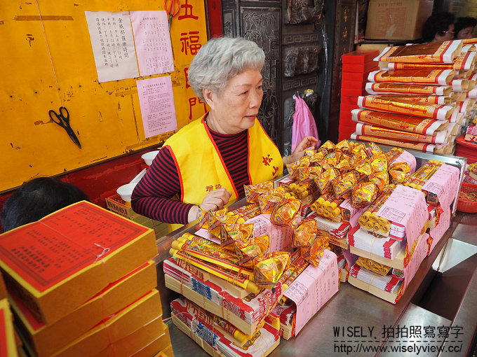 大台北財神廟。松山霞海城隍廟 五路財神爺︱農曆初五迎財神、補財庫、祭虎爺，還能拜月老～鄰近捷運松山站