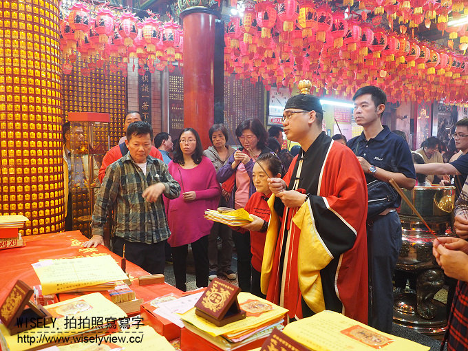 大台北財神廟。松山霞海城隍廟 五路財神爺︱農曆初五迎財神、補財庫、祭虎爺，還能拜月老～鄰近捷運松山站