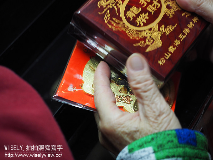 大台北財神廟。松山霞海城隍廟 五路財神爺︱農曆初五迎財神、補財庫、祭虎爺，還能拜月老～鄰近捷運松山站