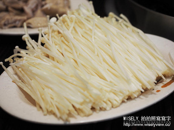 【食記】新北新店。捷運小碧潭站：齊味麻辣鴛鴦火鍋＠特色鍋底，鴨血、牛舌超好吃