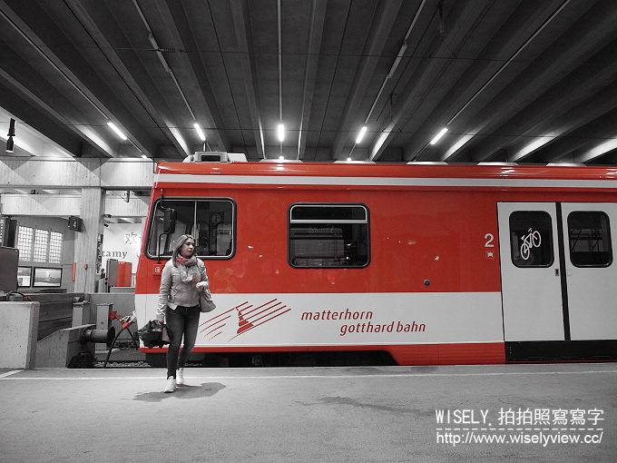 【旅行】歐洲。瑞士：五大名峰十日遊-06：冰河列車體驗、皮拉圖斯峰、琉森獅子紀念碑、盧塞恩施威霍夫酒店、琉森車站與河畔夜景