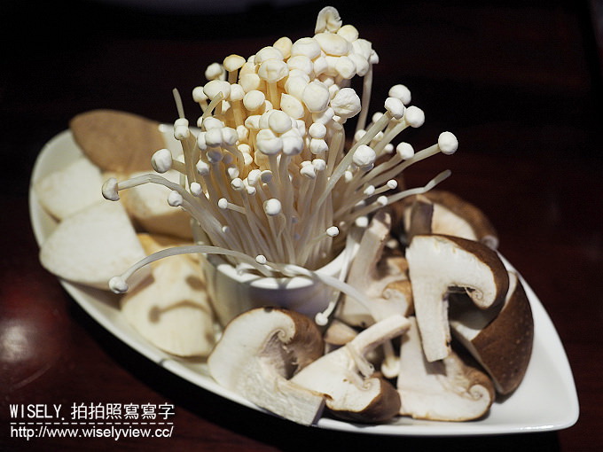 【食記】台北大安。捷運大安站：饕鍋(鴛鴦火鍋)＠酸菜白肉鍋&養身麻辣鍋～單點制