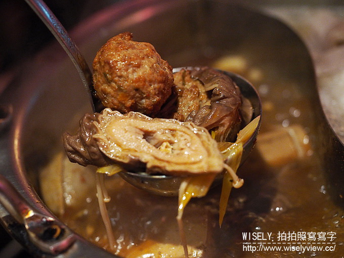 【食記】台北大安。捷運大安站：饕鍋(鴛鴦火鍋)＠酸菜白肉鍋&養身麻辣鍋～單點制