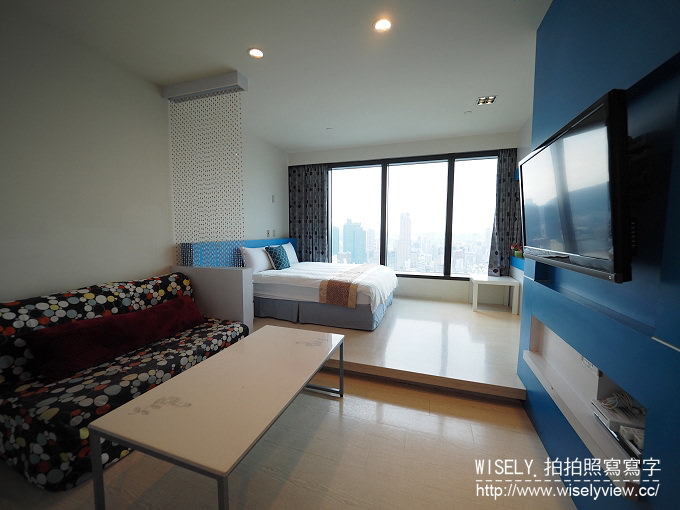 【住宿】高雄市。苓雅區：85大樓美麗灣日租套房＠平價背包客最愛，鄰近捷運三多商圈站與自強(苓雅)夜市，還可眺遠美麗港都景色