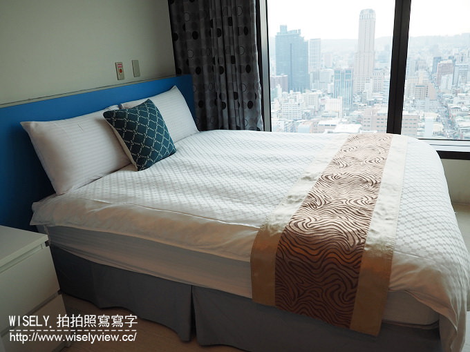 【住宿】高雄市。苓雅區：85大樓美麗灣日租套房＠平價背包客最愛，鄰近捷運三多商圈站與自強(苓雅)夜市，還可眺遠美麗港都景色
