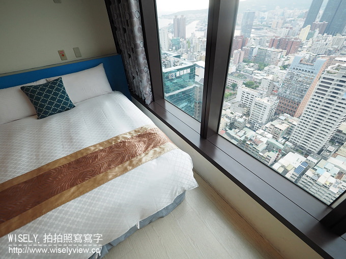 【住宿】高雄市。苓雅區：85大樓美麗灣日租套房＠平價背包客最愛，鄰近捷運三多商圈站與自強(苓雅)夜市，還可眺遠美麗港都景色