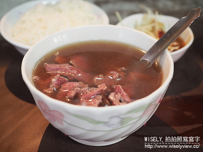 台南美食.六千泓佐土產牛肉︱六千牛肉湯︱晨起天亮排隊美食，風味平衡度佳