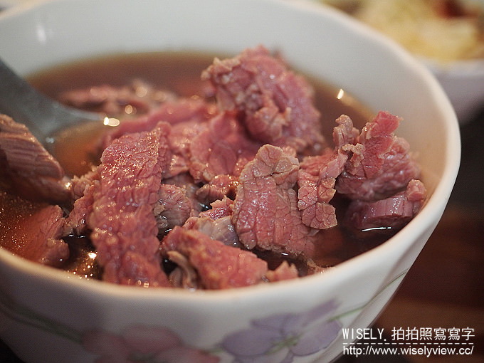 台南美食.六千泓佐土產牛肉︱六千牛肉湯︱晨起天亮排隊美食，風味平衡度佳