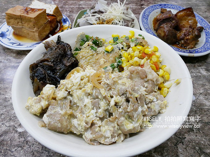 【食記】台北大同。捷運圓山站：小鳳米粉湯(大龍街夜市)＠好吃魯肉飯與粗細混合的米粉湯