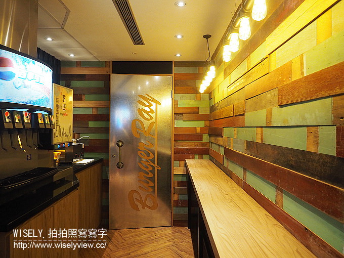 【食記】新光三越台北信義新天地A11館。B2美食PLAZA：一禾堂(麵包)、京盛宇(茶)、Oh! My Stone(漢堡排)、矢場味噌豬排(飯)、Burger Ray(漢堡)