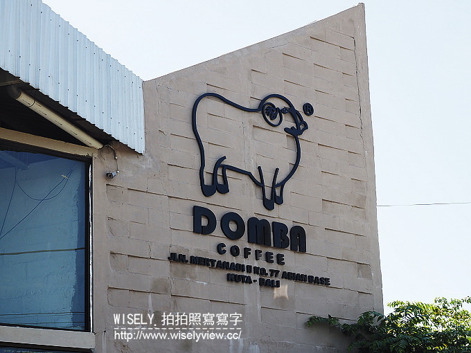 【旅行】2016印尼。峇里島(巴里島)廉航自由行-02：DOMBA Café(金綿羊咖啡工廠)、烏魯瓦圖斷崖廟/情人崖、The edge Bali Spa(無敵海景)、Naughty Nuri’s Warung Batubelig烤豬肋排(水明漾)、Seminyak Square(水明漾廣場)、BINTANG SuperMarket(星星超市)、Puri Saron Luxury Villas(水明漾普里薩龍别墅飯店)