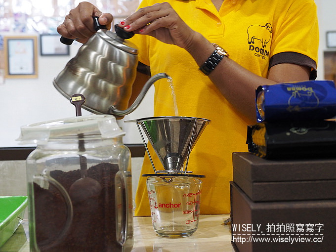 【旅行】2016印尼。峇里島(巴里島)廉航自由行-02：DOMBA Café(金綿羊咖啡工廠)、烏魯瓦圖斷崖廟/情人崖、The edge Bali Spa(無敵海景)、Naughty Nuri’s Warung Batubelig烤豬肋排(水明漾)、Seminyak Square(水明漾廣場)、BINTANG SuperMarket(星星超市)、Puri Saron Luxury Villas(水明漾普里薩龍别墅飯店)