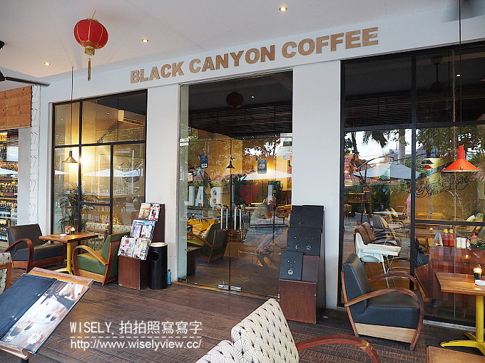 【旅行】2016印尼。峇里島(巴里島)廉航自由行-02：DOMBA Café(金綿羊咖啡工廠)、烏魯瓦圖斷崖廟/情人崖、The edge Bali Spa(無敵海景)、Naughty Nuri’s Warung Batubelig烤豬肋排(水明漾)、Seminyak Square(水明漾廣場)、BINTANG SuperMarket(星星超市)、Puri Saron Luxury Villas(水明漾普里薩龍别墅飯店)