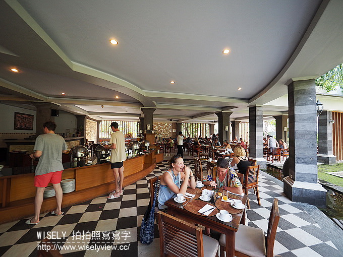 【旅行】2016印尼。峇里島(巴里島)廉航自由行-02：DOMBA Café(金綿羊咖啡工廠)、烏魯瓦圖斷崖廟/情人崖、The edge Bali Spa(無敵海景)、Naughty Nuri’s Warung Batubelig烤豬肋排(水明漾)、Seminyak Square(水明漾廣場)、BINTANG SuperMarket(星星超市)、Puri Saron Luxury Villas(水明漾普里薩龍别墅飯店)