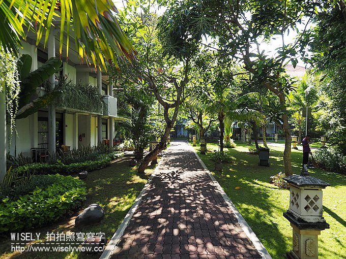 【旅行】2016印尼。峇里島(巴里島)廉航自由行-02：DOMBA Café(金綿羊咖啡工廠)、烏魯瓦圖斷崖廟/情人崖、The edge Bali Spa(無敵海景)、Naughty Nuri’s Warung Batubelig烤豬肋排(水明漾)、Seminyak Square(水明漾廣場)、BINTANG SuperMarket(星星超市)、Puri Saron Luxury Villas(水明漾普里薩龍别墅飯店)
