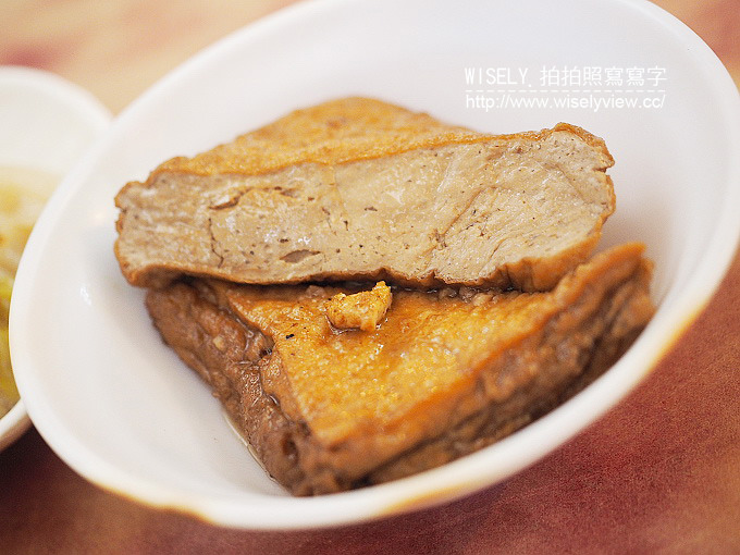 《台北萬華區。捷運板南線。龍山寺站美食》沛對原汁排骨湯：華西街夜市裡的懷舊滋味