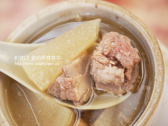《台北萬華區。捷運板南線。龍山寺站美食》沛對原汁排骨湯：華西街夜市裡的懷舊滋味