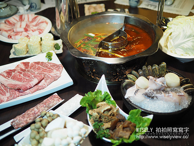 《歇業》郭主義麻辣火鍋(台中旗艦店)＠型男大主廚名師「古錐師」推出的清油麻辣鍋，大推匈牙利綿羊豬／手滑川丸子／牛奶水果玉米