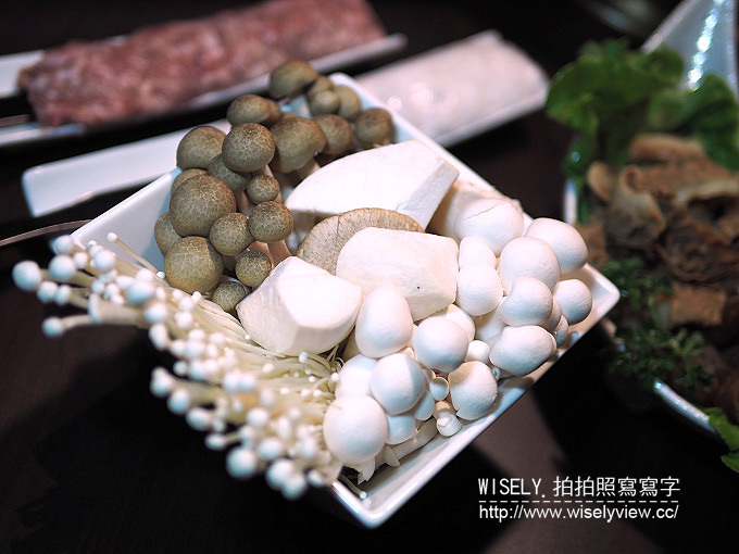 《歇業》郭主義麻辣火鍋(台中旗艦店)＠型男大主廚名師「古錐師」推出的清油麻辣鍋，大推匈牙利綿羊豬／手滑川丸子／牛奶水果玉米