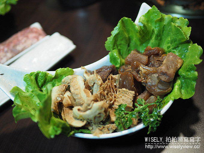 《歇業》郭主義麻辣火鍋(台中旗艦店)＠型男大主廚名師「古錐師」推出的清油麻辣鍋，大推匈牙利綿羊豬／手滑川丸子／牛奶水果玉米