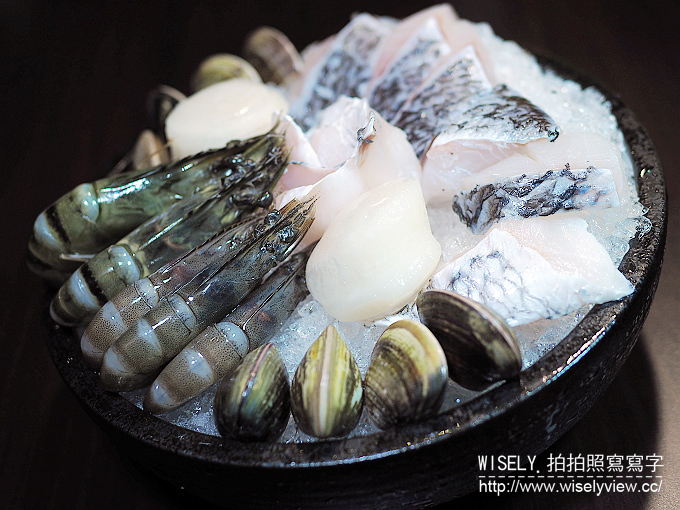 《歇業》郭主義麻辣火鍋(台中旗艦店)＠型男大主廚名師「古錐師」推出的清油麻辣鍋，大推匈牙利綿羊豬／手滑川丸子／牛奶水果玉米