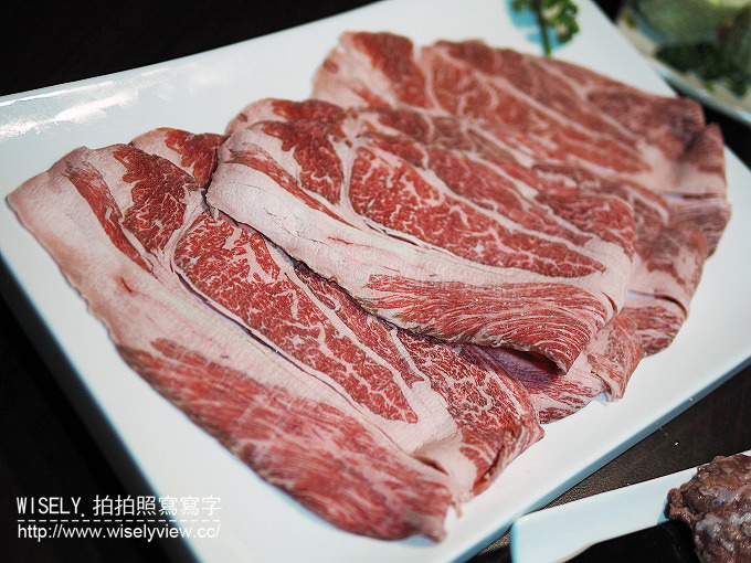 《歇業》郭主義麻辣火鍋(台中旗艦店)＠型男大主廚名師「古錐師」推出的清油麻辣鍋，大推匈牙利綿羊豬／手滑川丸子／牛奶水果玉米