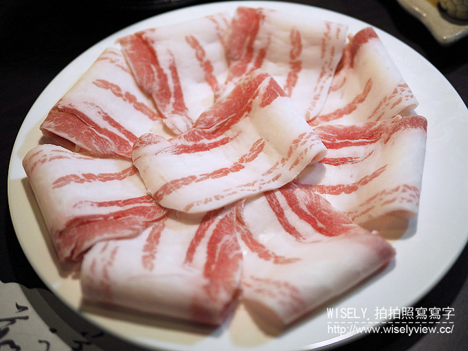 《歇業》郭主義麻辣火鍋(台中旗艦店)＠型男大主廚名師「古錐師」推出的清油麻辣鍋，大推匈牙利綿羊豬／手滑川丸子／牛奶水果玉米