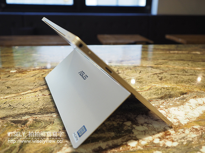 《3C開箱文。華碩變形筆電》ASUS Transformer 3 Pro:金屬機身輕薄易攜帶,是平板也是筆電影音娛樂性強,可使用觸控筆在3K螢幕上修圖操作 《3C開箱文。華碩變形筆電》ASUS Transformer 3 Pro:金屬機身輕薄易攜帶,是平板也是筆電影音娛樂性強,可使用觸控筆在3K螢幕上修圖操作