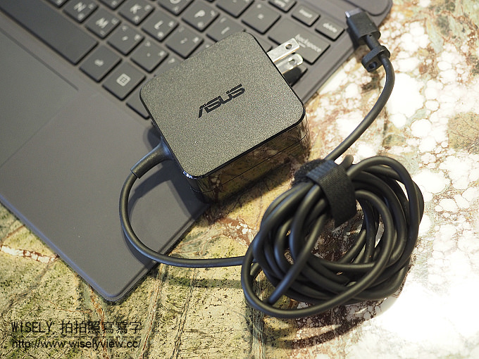 《3C開箱文。華碩變形筆電》ASUS Transformer 3 Pro:金屬機身輕薄易攜帶,是平板也是筆電影音娛樂性強,可使用觸控筆在3K螢幕上修圖操作 《3C開箱文。華碩變形筆電》ASUS Transformer 3 Pro:金屬機身輕薄易攜帶,是平板也是筆電影音娛樂性強,可使用觸控筆在3K螢幕上修圖操作