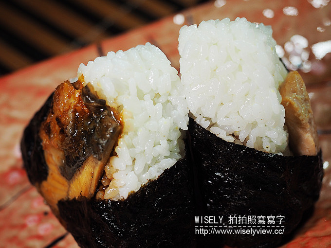 《便利商店美食。全家懷石飯糰》採用日本越光米種，蒲燒鰻魚vs.北海道秋鮭的小奢華美味，加熱吃才美味
