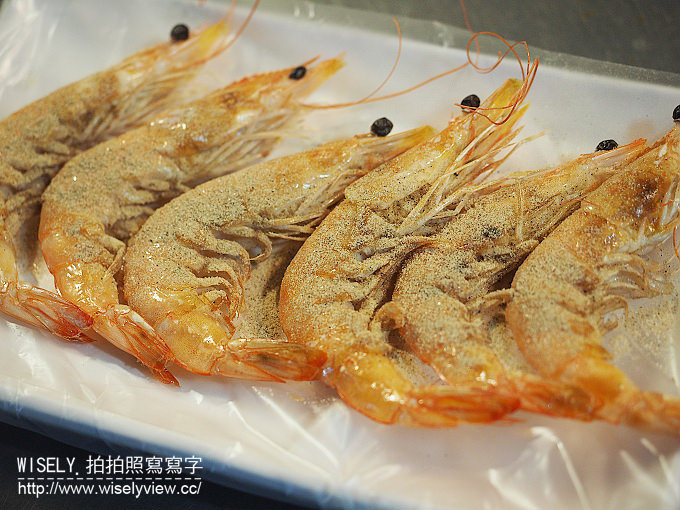 《台北市松山區。松山新店線。捷運松山站美食》饒河街夜市美食＠生蠔哥(百元海鮮燒烤)、小明冰果室(雪花冰&燒麻糬)、東發號(百年油飯&肉羹&蚵仔麵線)