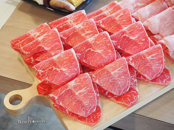 《台北大安。捷運國父紀念館站美食》大初 SHABU SHABU@72盎司大肉盤，四人組合套餐