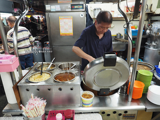 《台北萬華。捷運龍山寺站美食》梧州街夜市美食＠古早味香菇肉羹、排骨酥、魯肉飯&雞肉飯