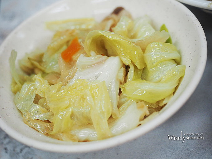 《台北萬華。捷運龍山寺站美食》梧州街夜市美食＠古早味香菇肉羹、排骨酥、魯肉飯&雞肉飯